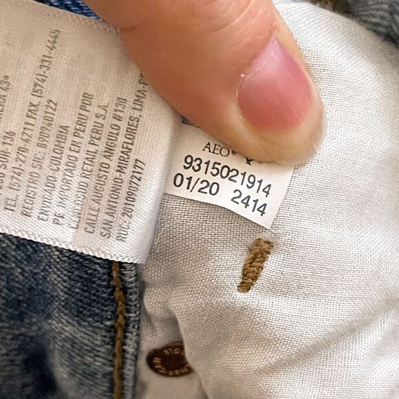 American Eagle Distressed Curvy Mom Jeans Size 4 - Picture 9 of 10